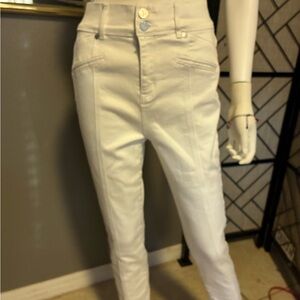 Jennifer Hudson  High waisted white stretch jeans